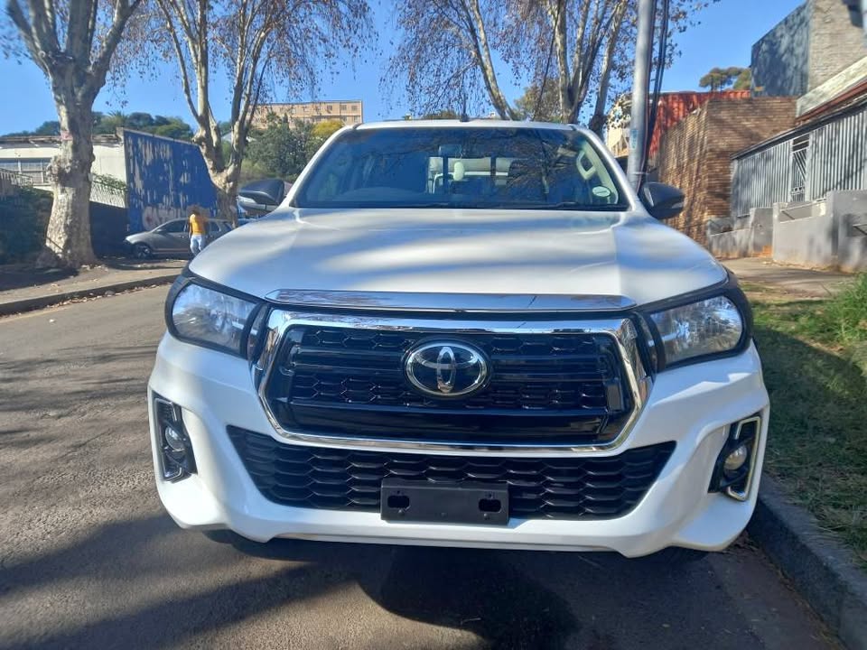 2017 Toyota hilux double cab 2.4gd6 Diesel, 4×4 Manual, WHITE,  120000kms