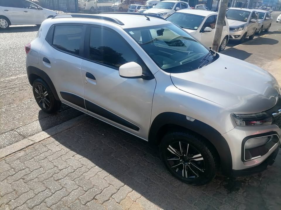 2022 Renault Kwid 1.0 Climber Automatic with a Nice interior seat and Service book and spare key