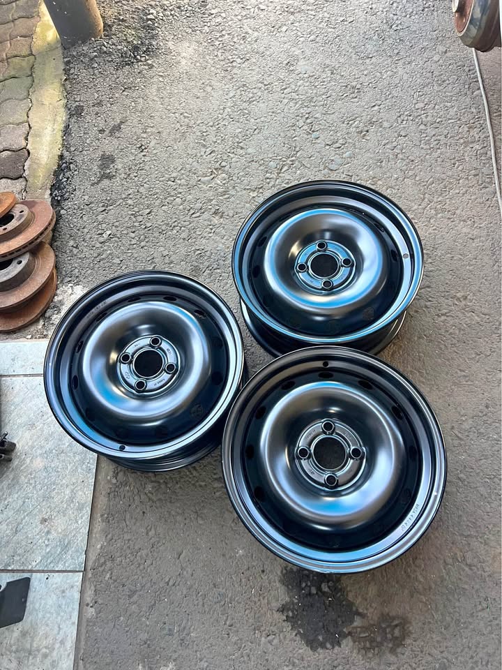Nissan np 200 Rims available Call or whatsapp