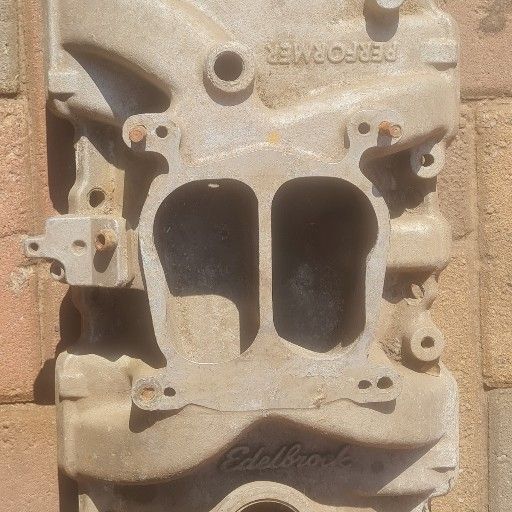 V8 EDELBROCK PERFORMER INTAKE MANIFOLD - Private Seller