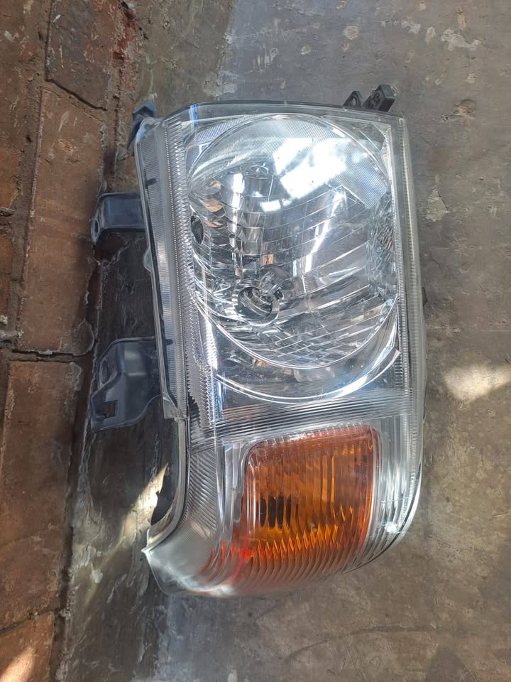 2007 up Toyota Land Cruiser Right Side Headlight compatible with VDJ76, VDJ78, VDJ79 R10 - Private Seller