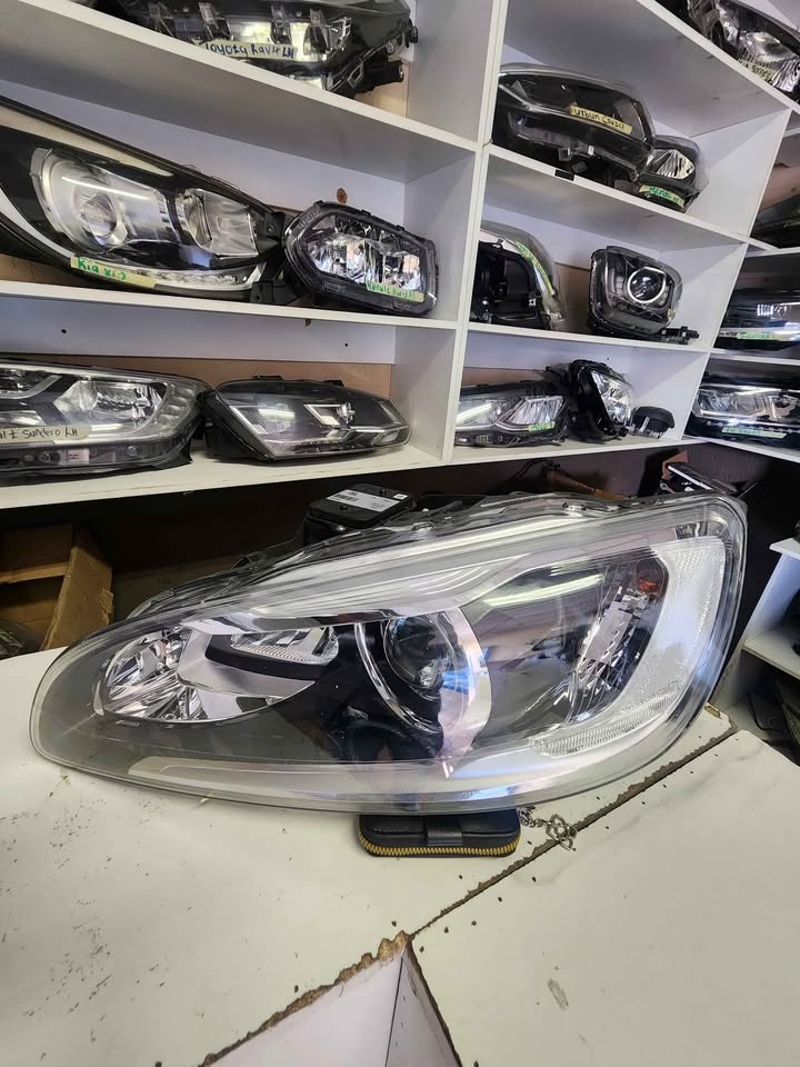 Volvo S60 headlight super clean - Private Seller Volvo S60 headlight super clean - Private Seller