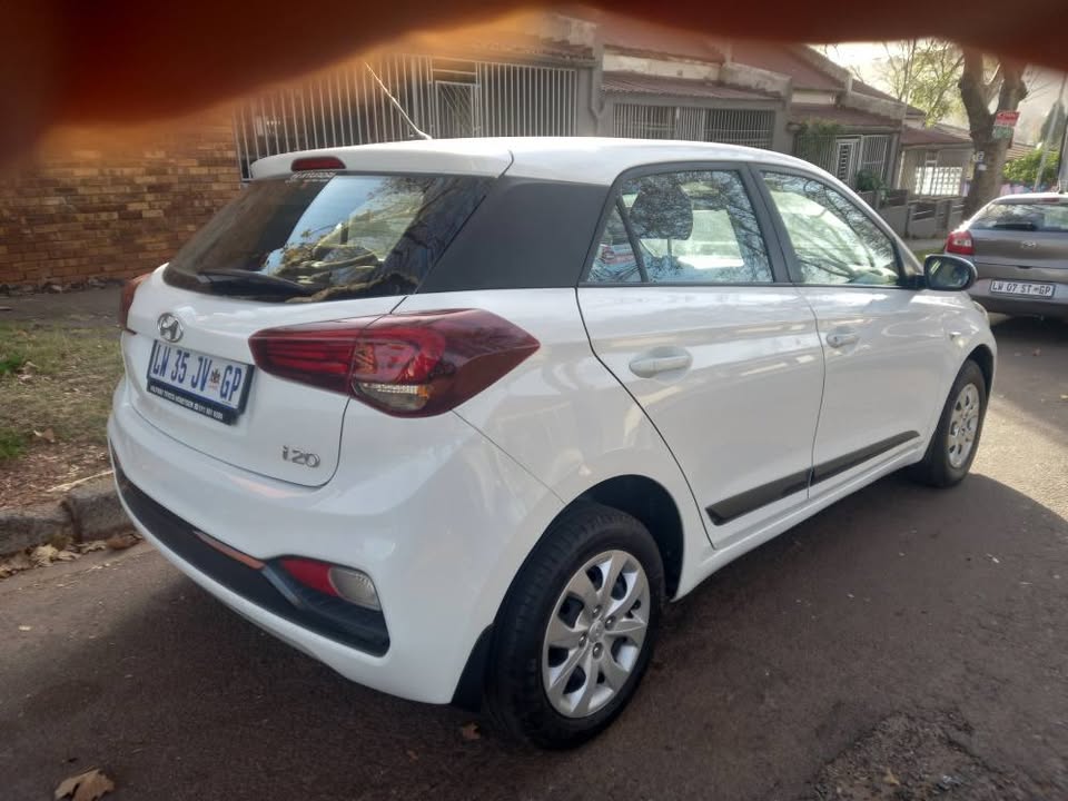 2018 HYUNDAI I20 1.2 PETROL, MANUAL, WHITE, 92000KMS, R140,000. SERVICE BOOK SPARE KEYS