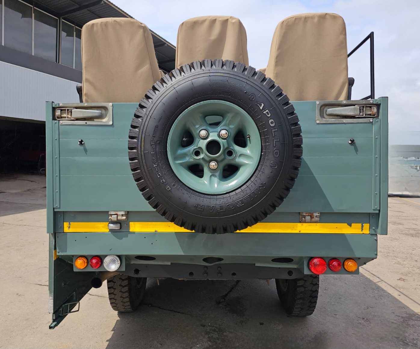Land Rover Defender 130 - Safari Game Viewer 2.4 TD PUMA