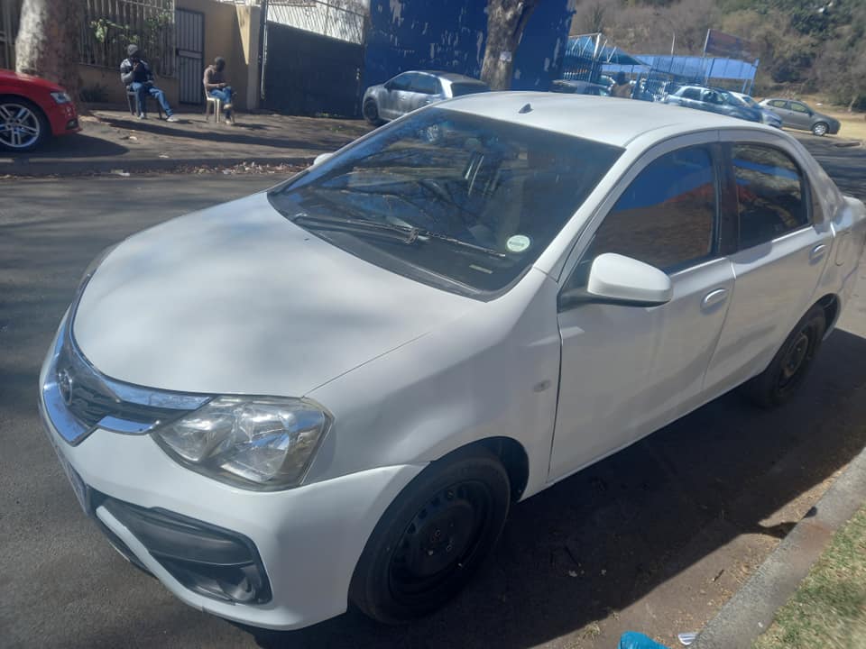 USED 2019 TOYOTA ETIOS SEDAN 1.5 ENGINE PETROL, MANUAL, WHITE COLOR, MILEAGE 98000KMS