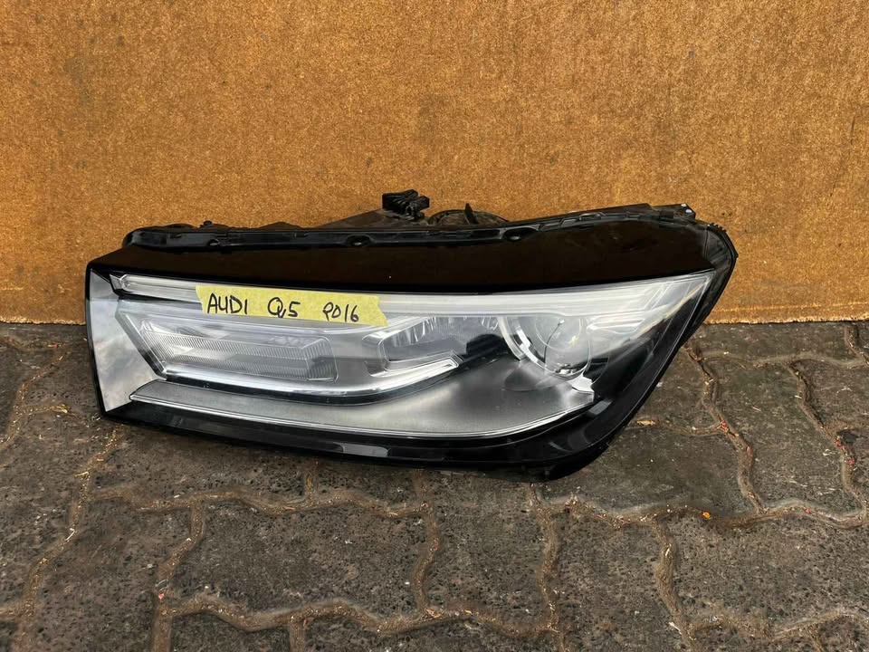 Audi Q5 Headlight - Private Seller Audi Q5 Headlight - Private Seller