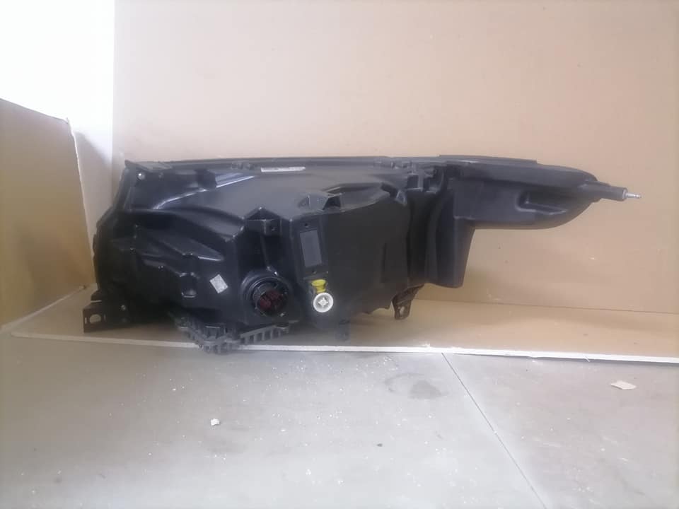 Range Rover Vogue headlights DM or contact number in the description for assistance. - Private Seller