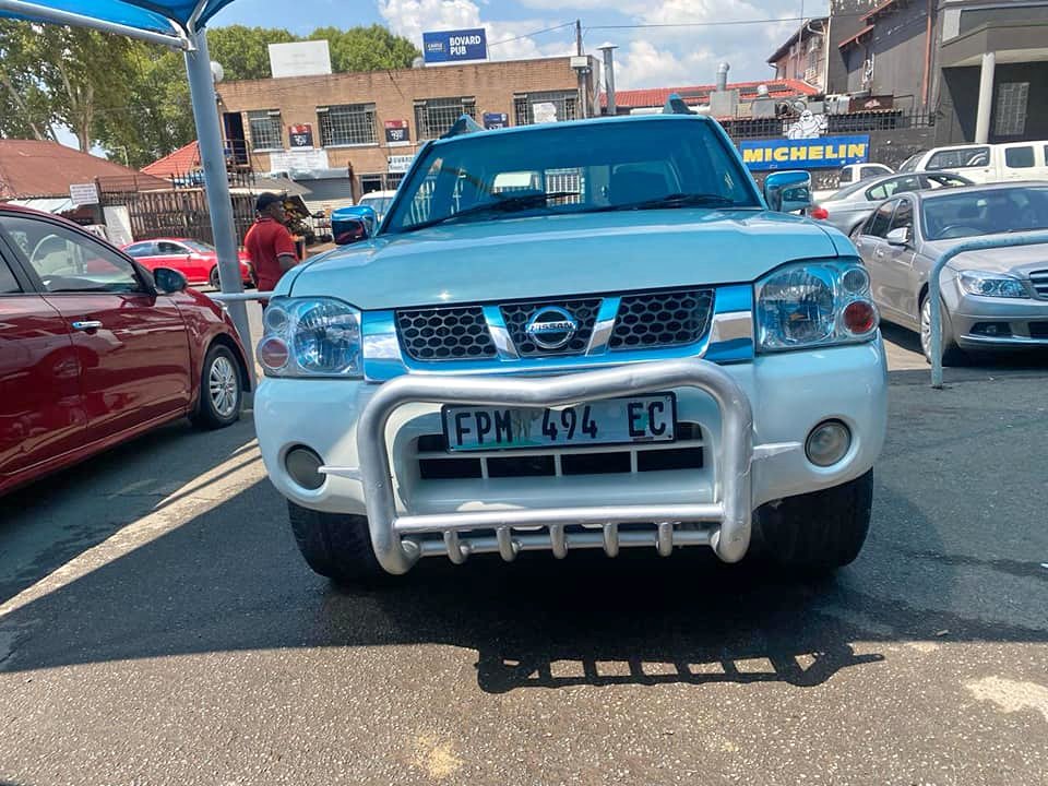 2011 NISSAN NP300 2.4 HARDBODY HIGHRIDER DOUBLE CAB