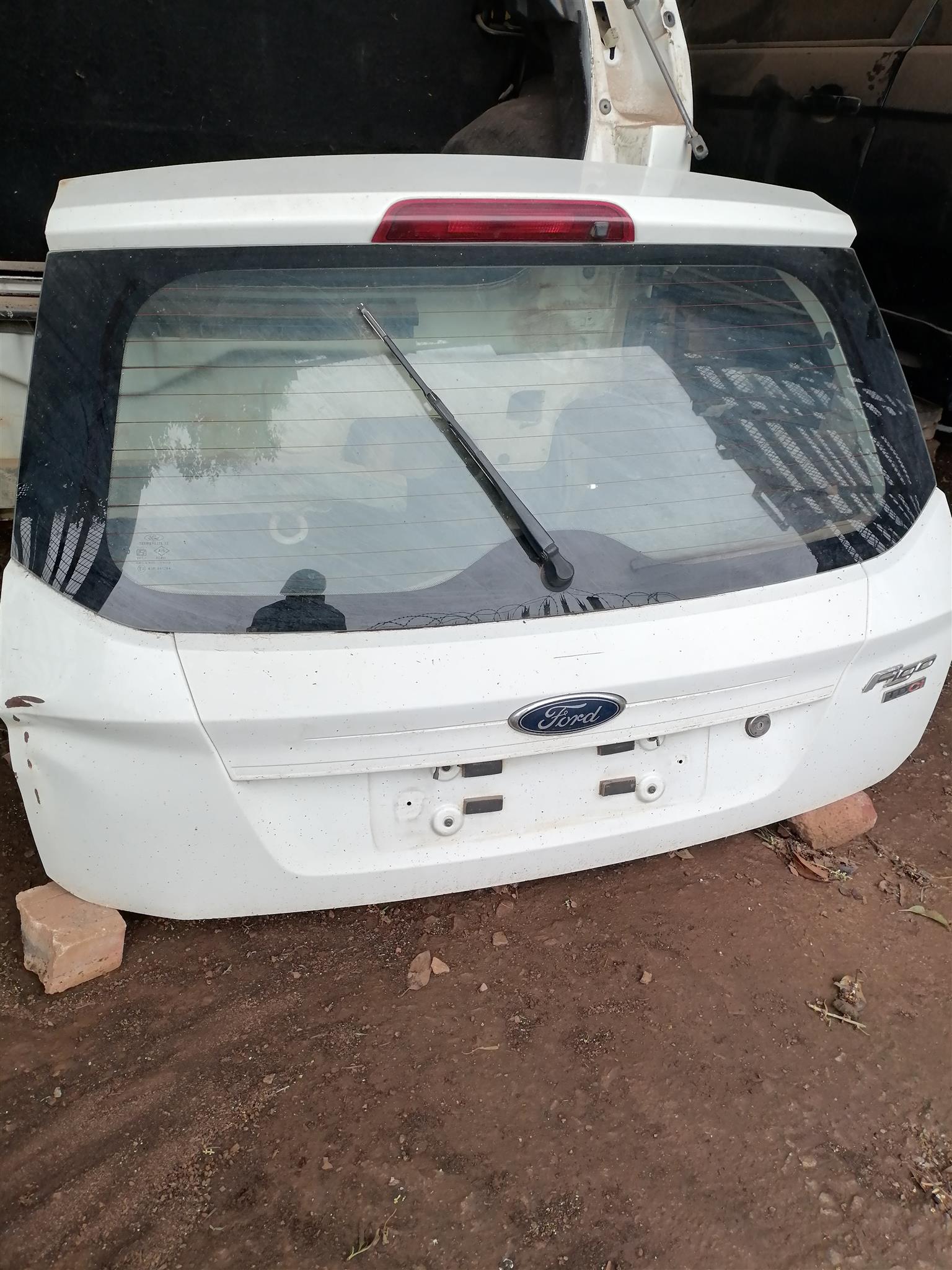 2013 Ford figo boots lid