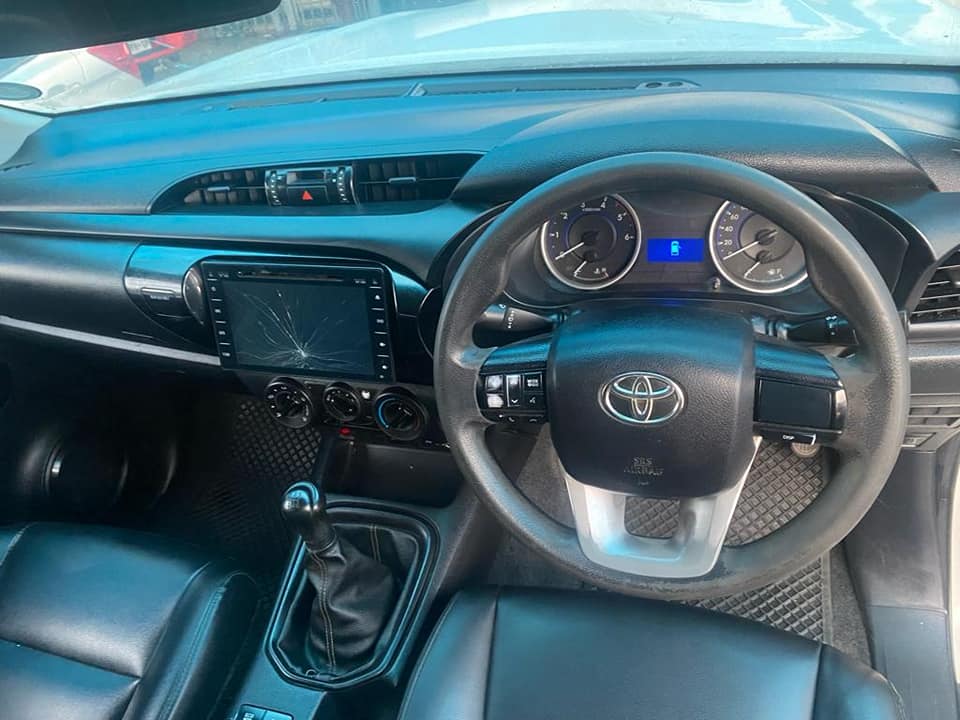 2017 TOYOTA HILUX 2.4 GD6 4X2 MANUAL