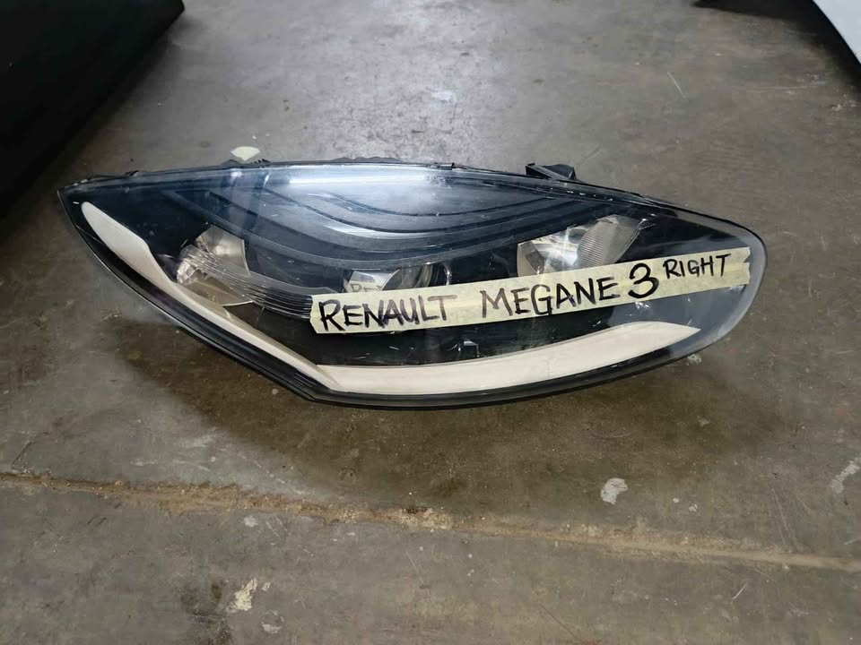 RENAULT MEGANE RIGHT HEADLIGHT - Private Seller RENAULT MEGANE RIGHT HEADLIGHT - Private Seller