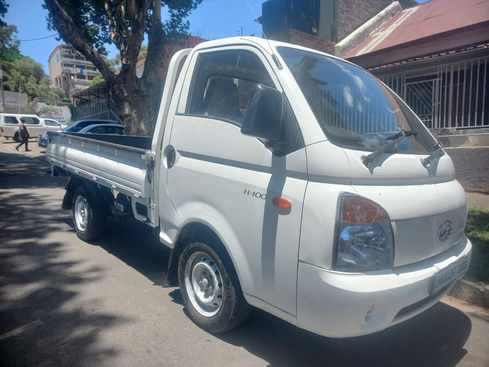 2009 HYUNDAI H100 BAKKIE 2.6 DIESEL, MANUAL, WHITE COLOR, MILEAGE 85000KMS