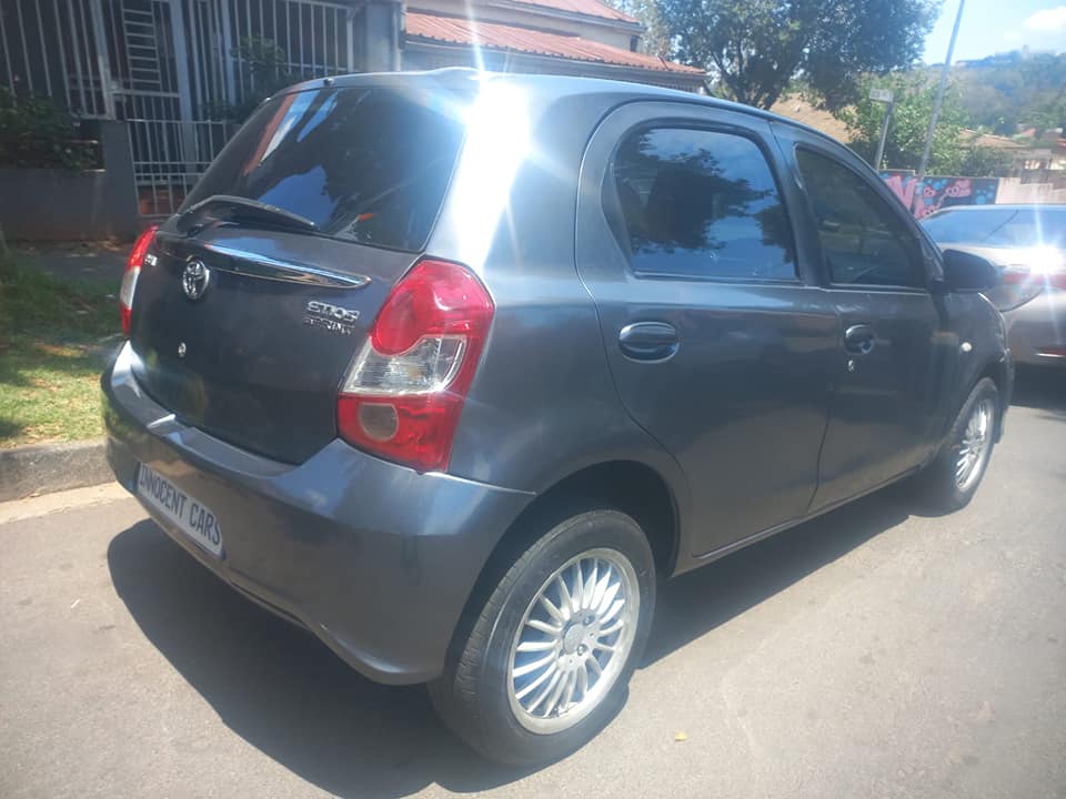 2018 TOYOTA ETIOS HATCHBACK 1.5 PETROL, MANUAL, GREY COLOR, MILEAGE 58000KMS
