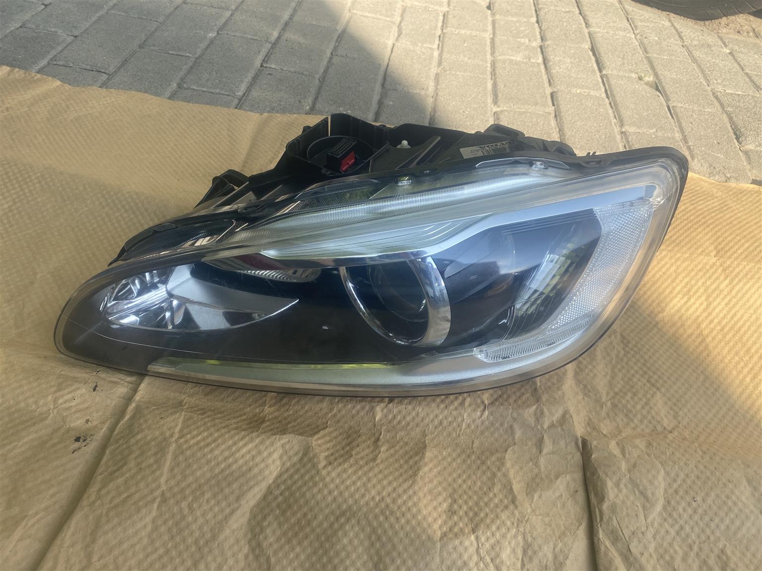 2017 VOLVO S60/V60 XENON HEADLIGHT LEFT SIDE FOR SALE. IN PRISTINE CONDITION - Private Seller 2017 VOLVO S60/V60 XENON HEADLIGHT LEFT SIDE FOR SALE. IN PRISTINE CONDITION - Private Seller