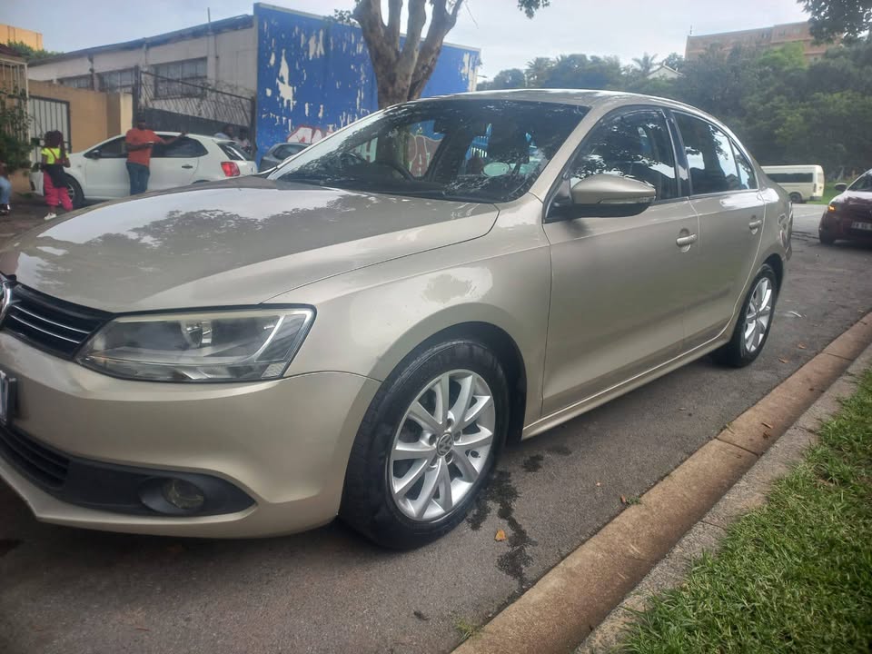2013 VW JETTA 6 Comfortline 1.4 Tsi Petrol, Manual, Gold Color, mileage 89000kms