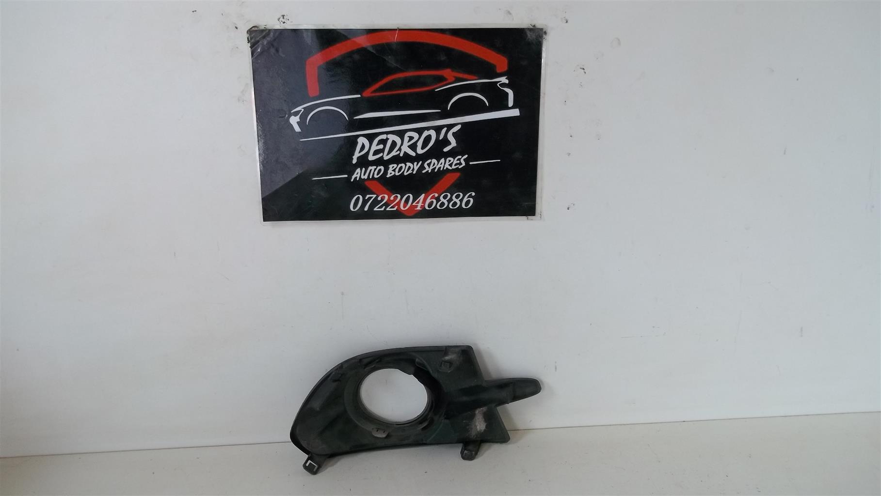 Ford Everest '09-'12 front bumper lower fog light grille - Private Seller