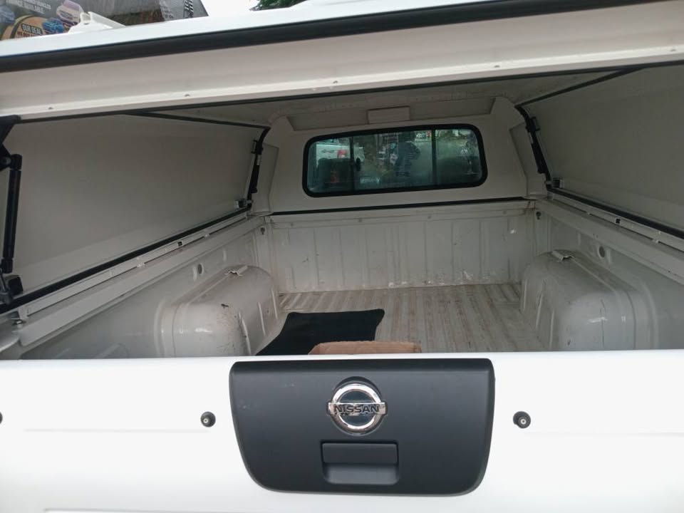 2008 Nissan np300 2.5 4x2 Hardboby, Manual Extra cab  White color Service book  130,000km