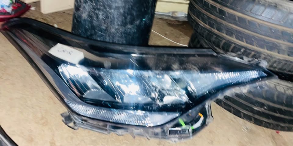 Toyota C-HR HEADLIGHT 2021 - Private Seller Toyota C-HR HEADLIGHT 2021 - Private Seller