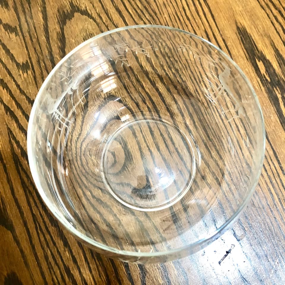 Vintage Exotic Elegance: Medium Glass Bowl with Giraffe and Leaf Design