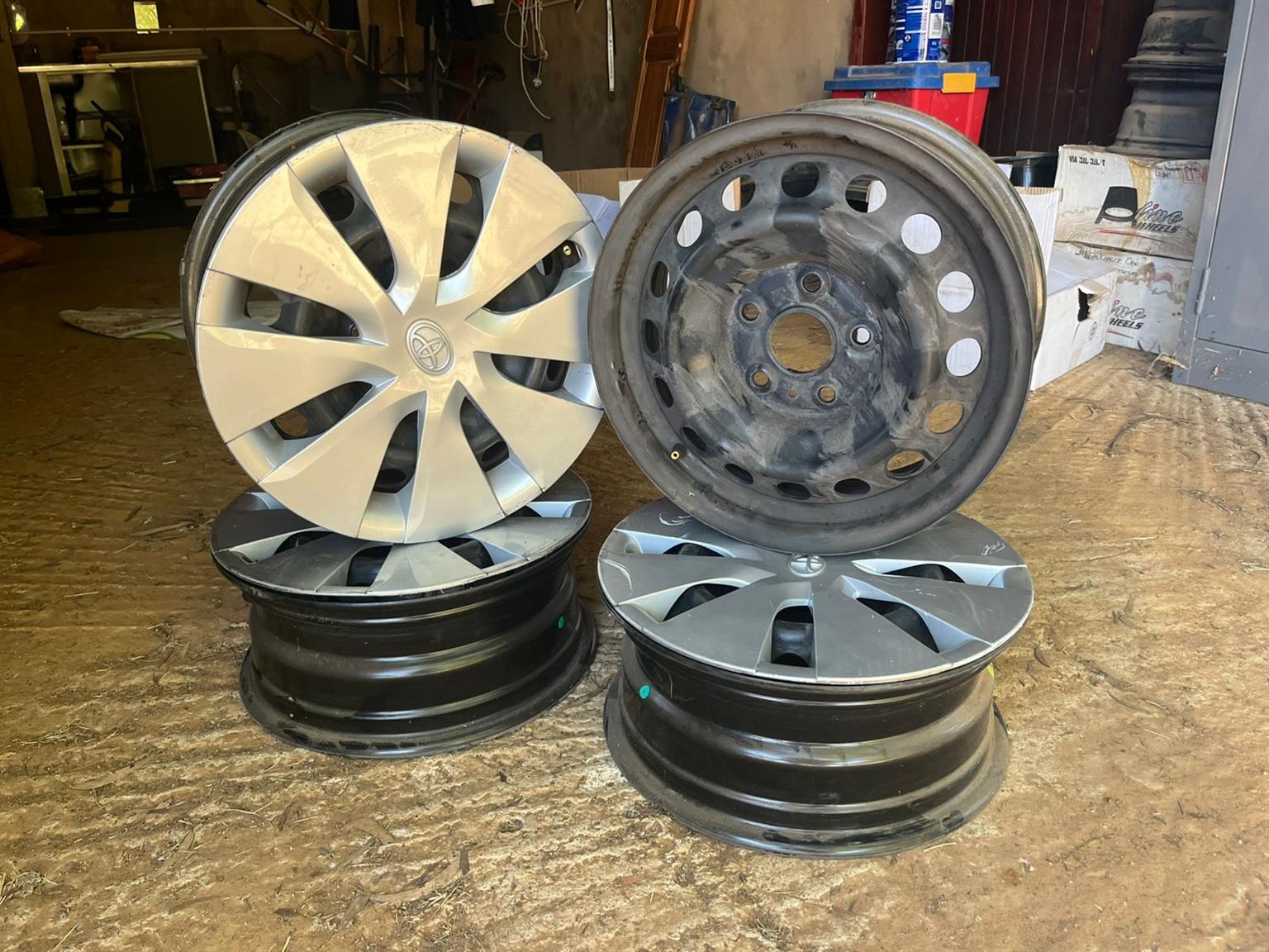 15 Inch Toyota Rims with Hub aps