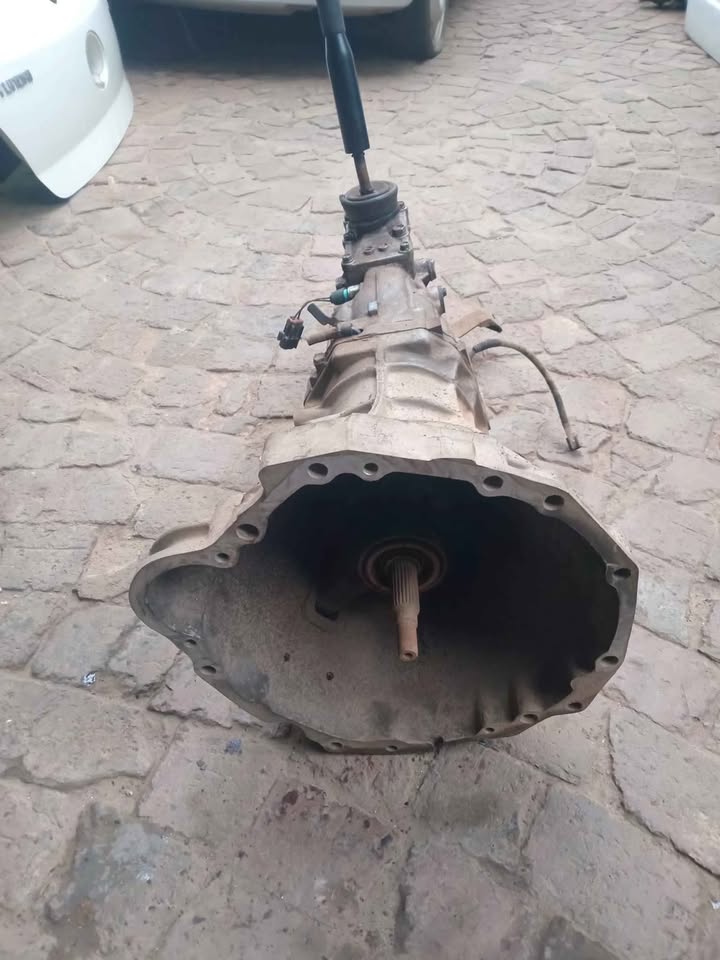 Nissan hardbody NP300 2.4 petrol gearbox for sale my number WhatsApp or cell - Private Seller