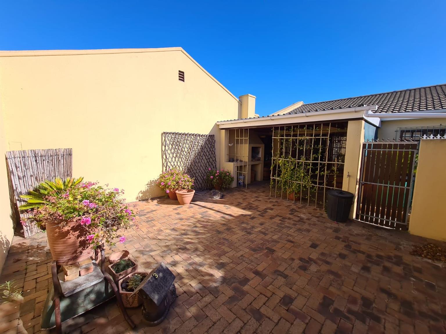2 Bedroom townhouse to rent in Brackenfell Junk Mail
