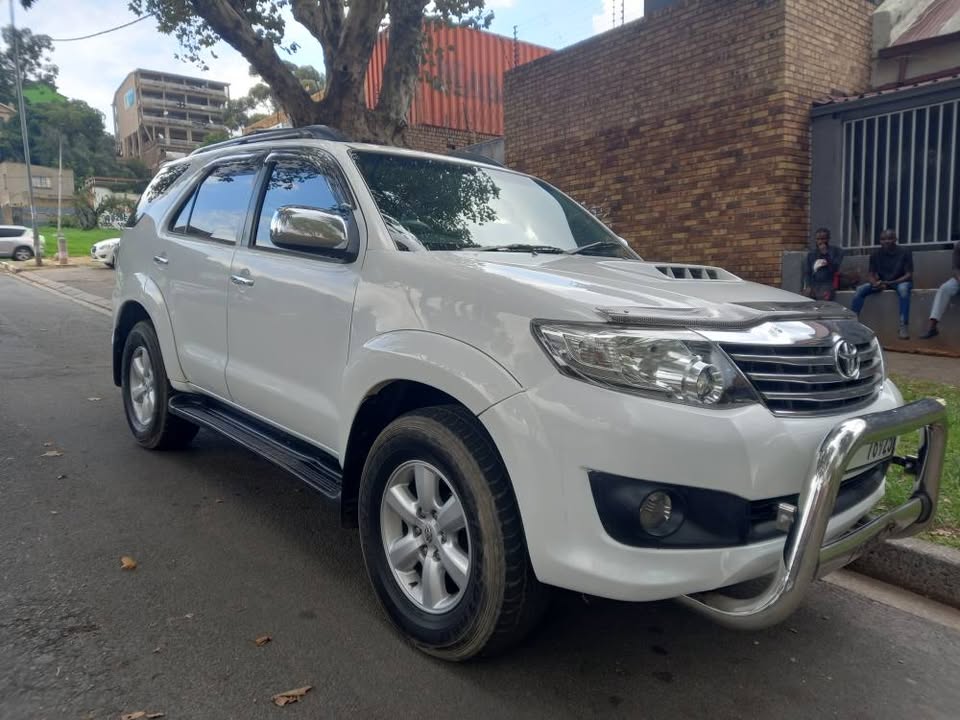 2011 Toyota Fortuner 3.0 D4D Diesel, Manual 4x4, White, 98000kms