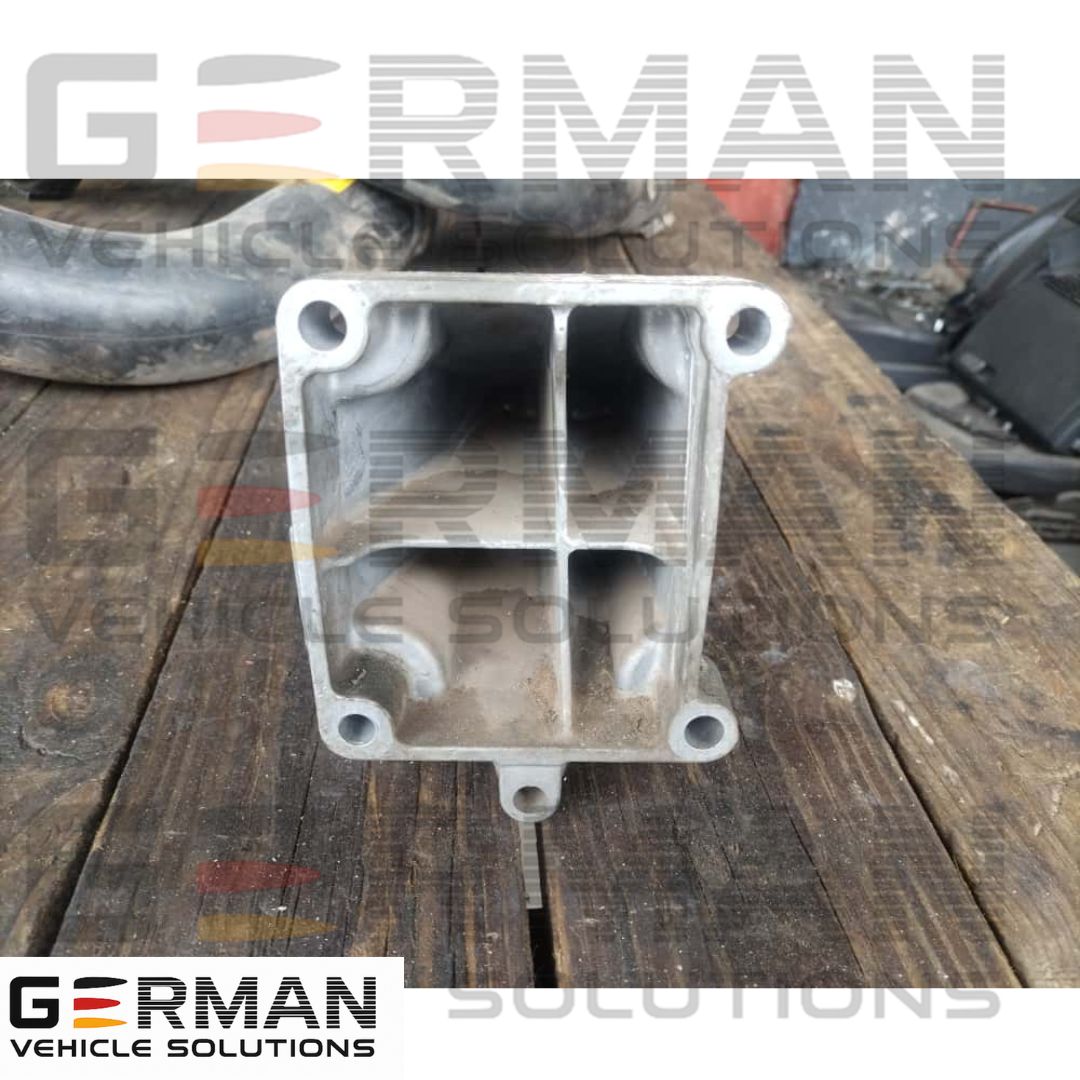 mercedes benz c180 w204 engine support bracket for sale (second hand) - Private Seller mercedes benz c180 w204 engine support bracket for sale (second hand) - Private Seller