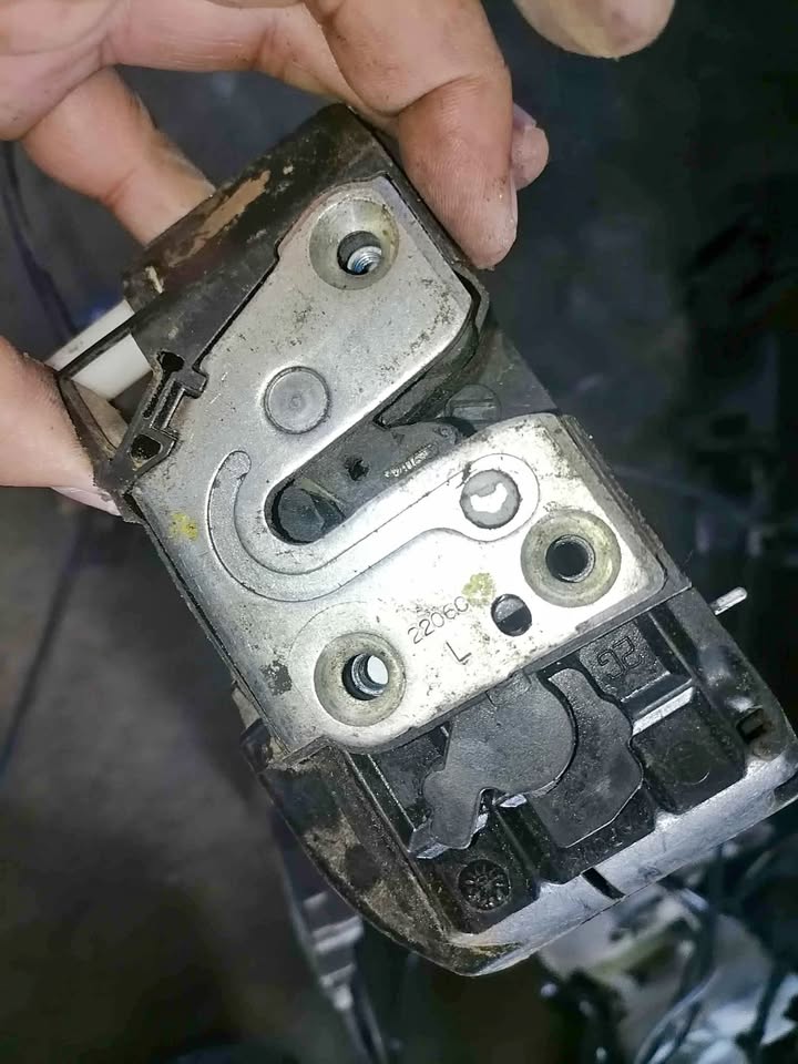 Ford Fiesta door locking mechanism - Private Seller Ford Fiesta door locking mechanism - Private Seller