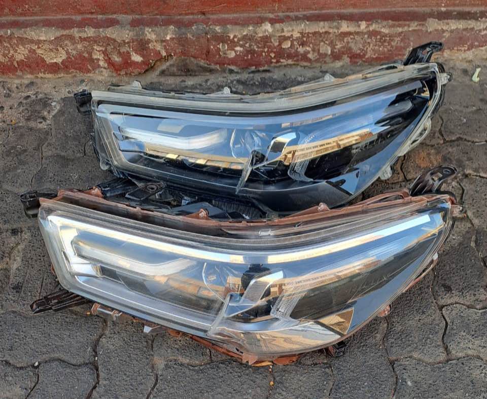 Toyota Hilux GD6 Legend xenon headlight Leftside Call or dm - Private Seller Toyota Hilux GD6 Legend xenon headlight Leftside Call or dm - Private Seller
