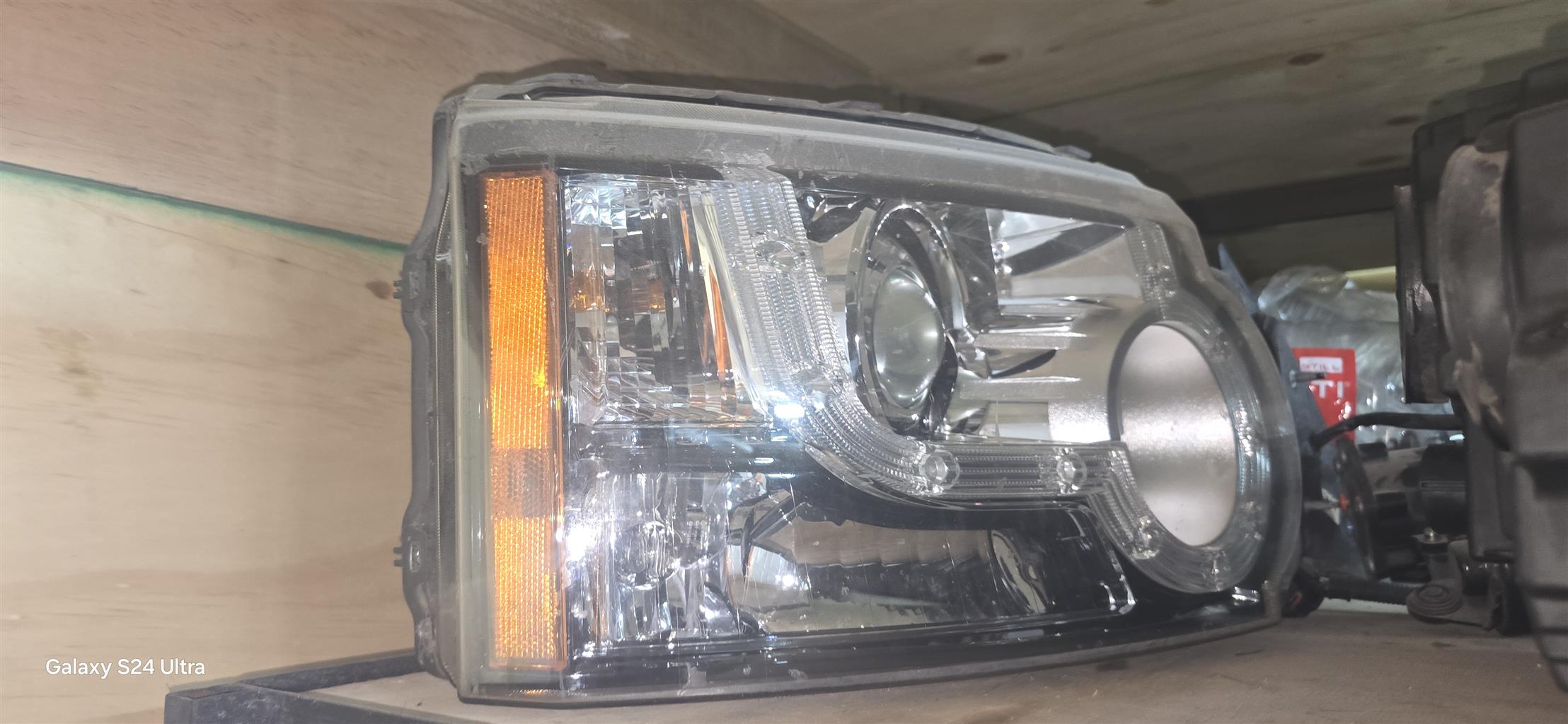 HEADLIGHT FOR FRONT RIGHT AND LEFT FITS LANDROVER DISCO 3/4 & RANGE ROVER - Private Seller
