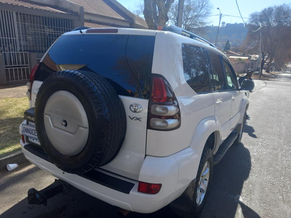 2003 TOYOTA PRADO LAND CRUISER SUV, 4.0 ENGINE PETROL, AUTOMATIC, WHITE COLOR, 185000KMS