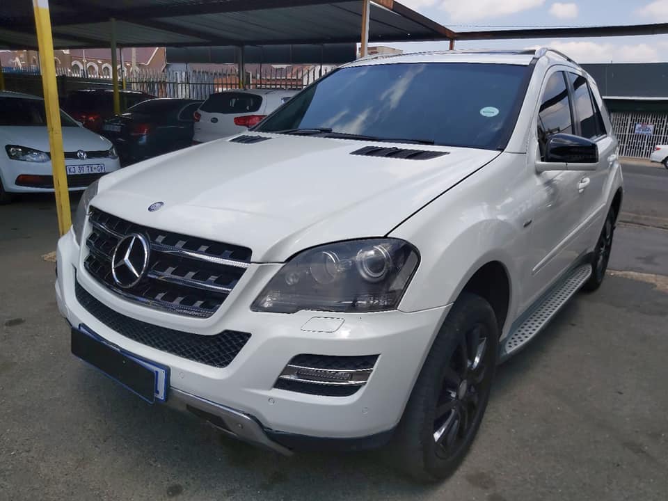 2012 Mercedes Benz MI350 4 Matic Automatic with a leather seat and sunroof Reserves Camera