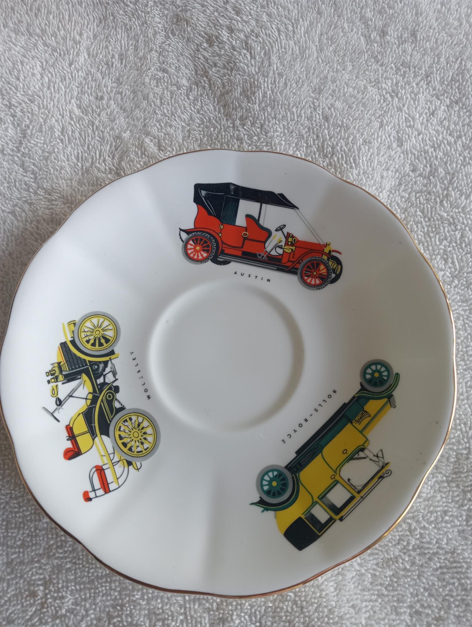 1x Royal Albert saucer