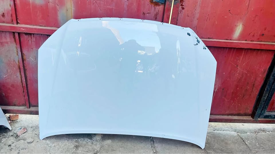 Isuzu KB250 bonnet - Private Seller Isuzu KB250 bonnet - Private Seller