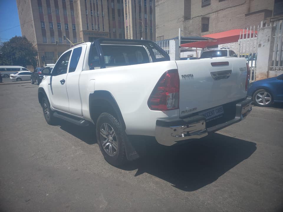 2021 TOYOTA HILUX 2.4 GD6 DIESEL EXTRA CAB BAKKIE RAIDER, MANUAL, WHITE COLOUR