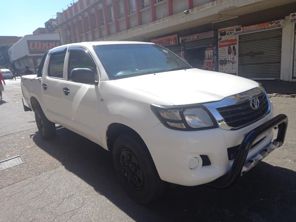2010 TOYOTA HILUX 2.5 D4D DIESEL, DOUBLE CAB BAKKIE, WHITE COLOUR, MANUAL