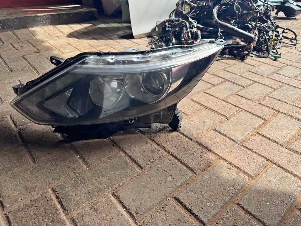 Nissan Qashqai J11 Headlight - Private Seller Nissan Qashqai J11 Headlight - Private Seller