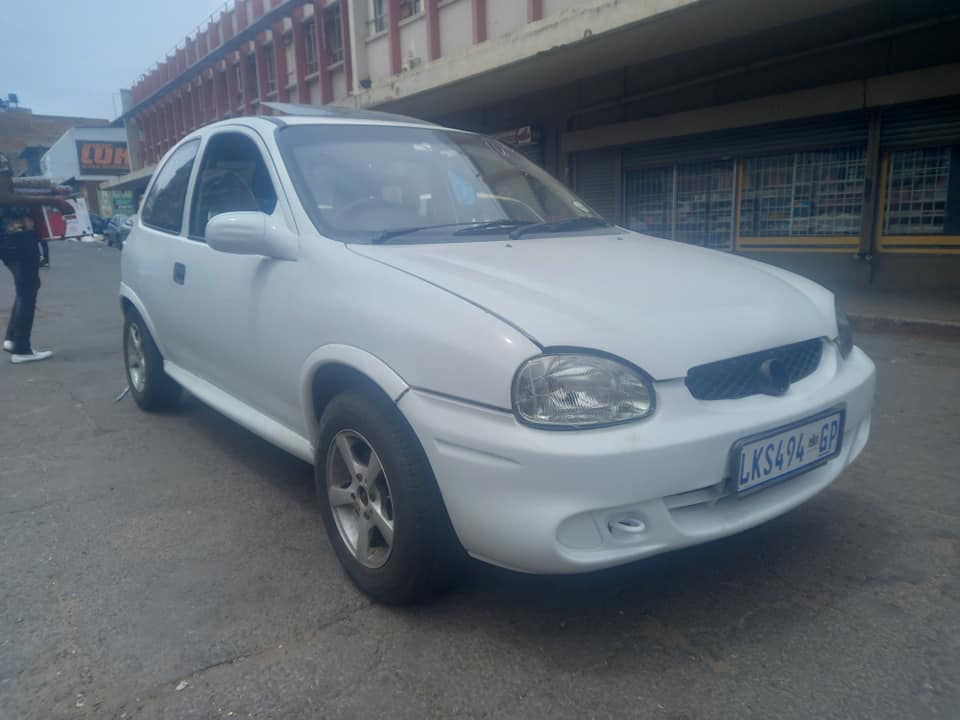 2000 OPEL CORSA 1.4 PETROL, MANUAL, WHITE COLOUR, MILEAGE 140000KMS, SUNROOF