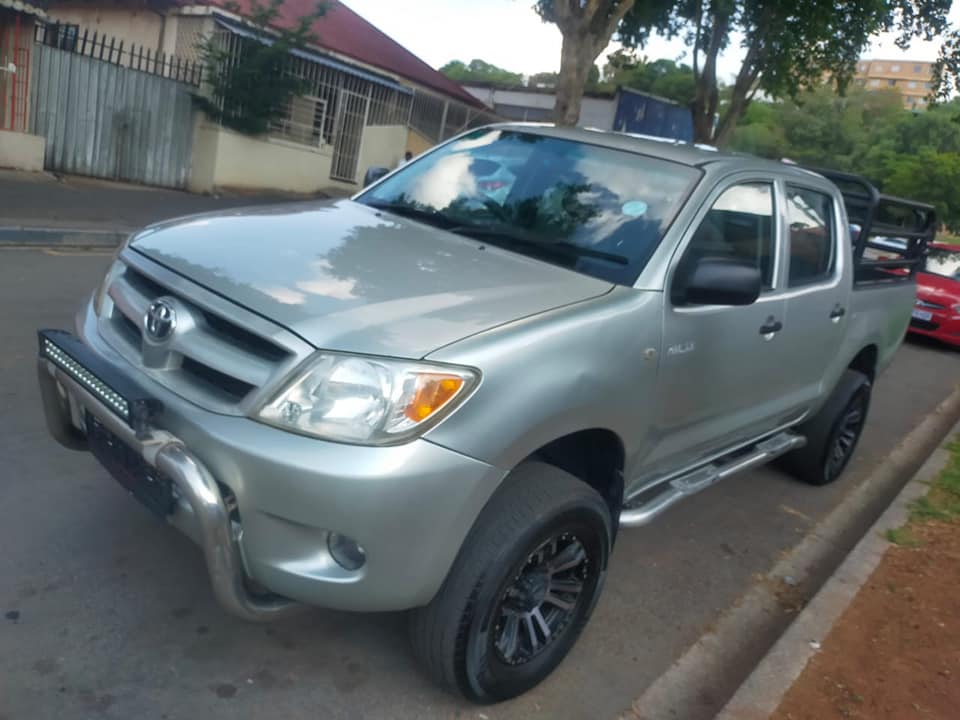 2006 TOYOTA HILUX D-CAB 2.5 D4D DIESEL, MANUAL, SILVER COLOR, MILEAGE 105000KMS