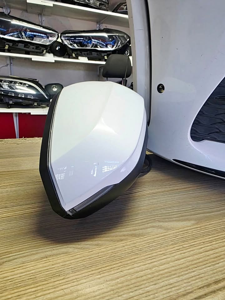 2023 AUDI Q2 RIGHT DOOR MIRROR,AUTO FOLD INDICATO FOR SALE IN PRESTINE CONDITION - Private Seller 2023 AUDI Q2 RIGHT DOOR MIRROR,AUTO FOLD INDICATO FOR SALE IN PRESTINE CONDITION - Private Seller