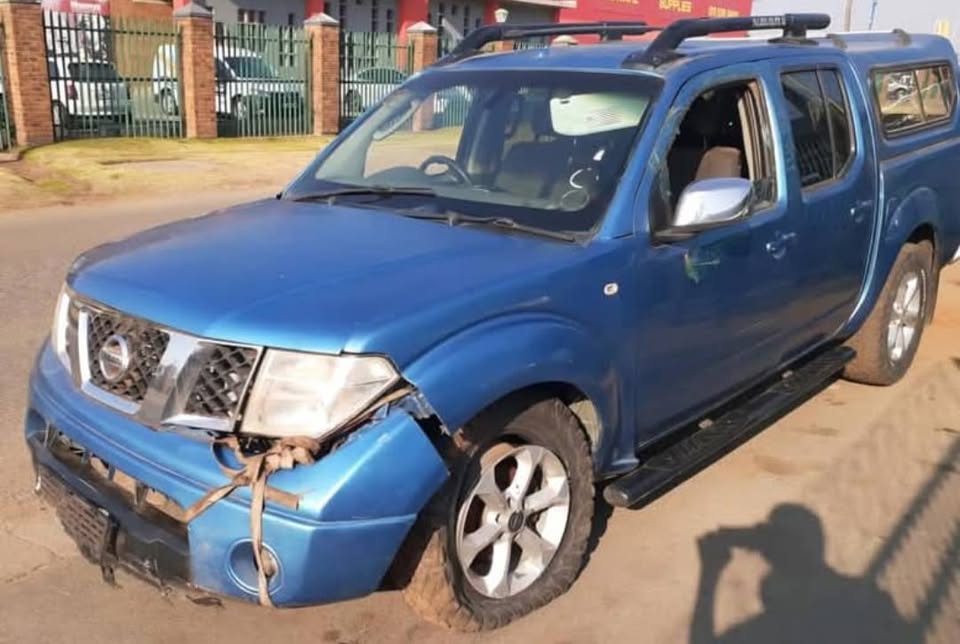 D40 NISSAN NAVARA 4.0 V6 PETROL STRIPPING FOR SPARE/PARTS - Private Seller