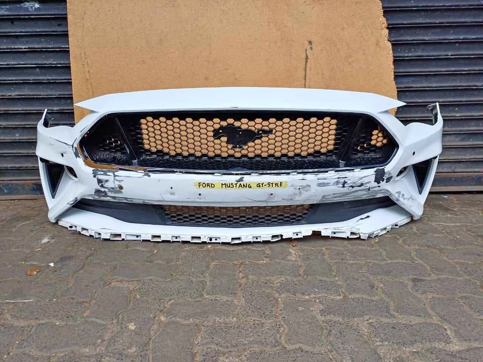 Ford Mustang GT - STYLE FRONT BUMPER WITH GRILL - Private Seller Ford Mustang GT - STYLE FRONT BUMPER WITH GRILL - Private Seller