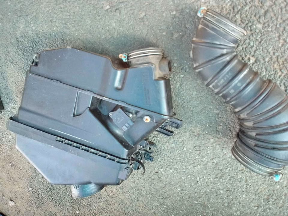 2003 up Toyota Prado 120 series air filter box  with pipe - Private Seller