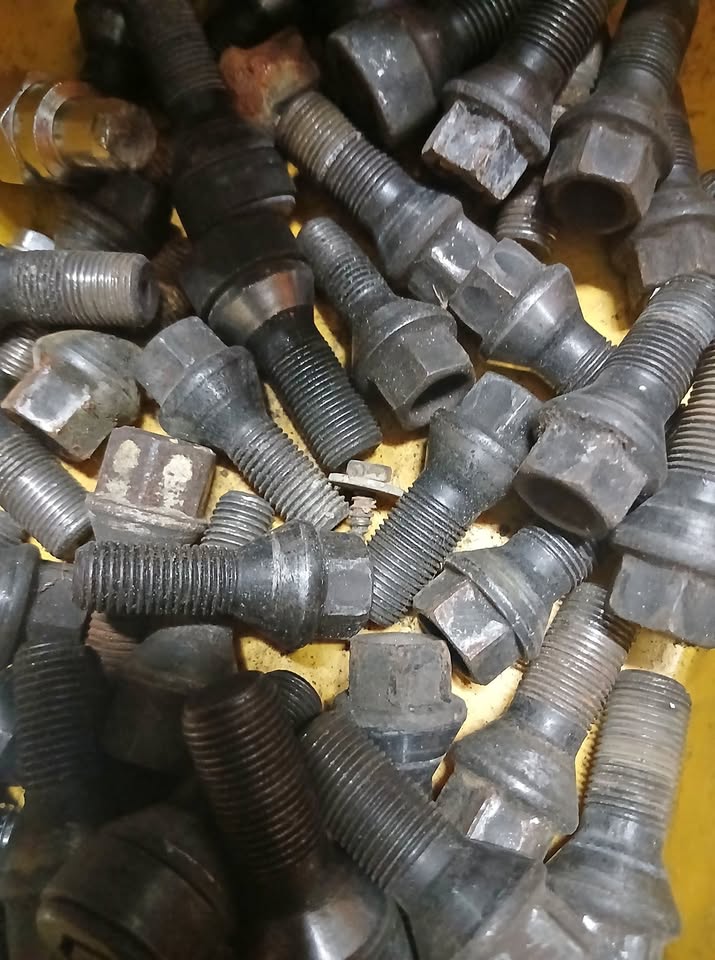 Bmw fine and rough wheel nuts - Private Seller Bmw fine and rough wheel nuts - Private Seller