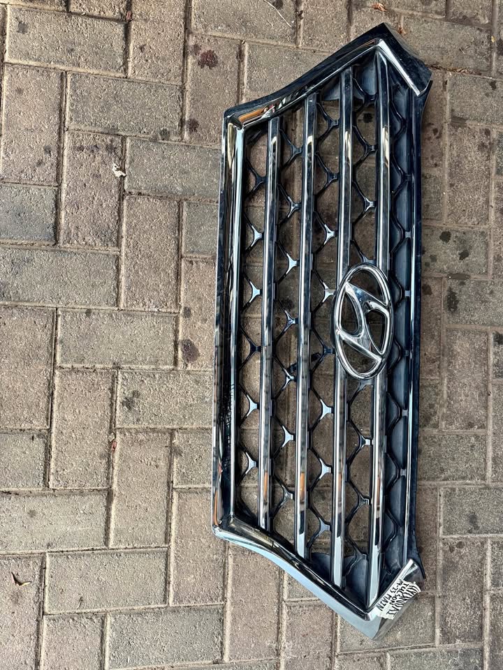 Hyundai Tucson Main Front Bumper Grill - Private Seller Hyundai Tucson Main Front Bumper Grill - Private Seller