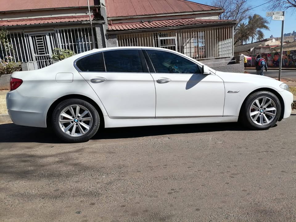 2011 BMW 520D F10 AUTOMATIC TRANSMISSION WITH SUN ROOF IN EXCELLENT CONDITION