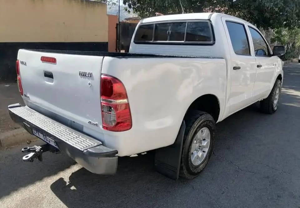2010 TOYOTA HILUX DOUBLE CAB 2.5 D4D 4X4 MANUAL TRANSMISSION IN EXCELLENT CONDITION