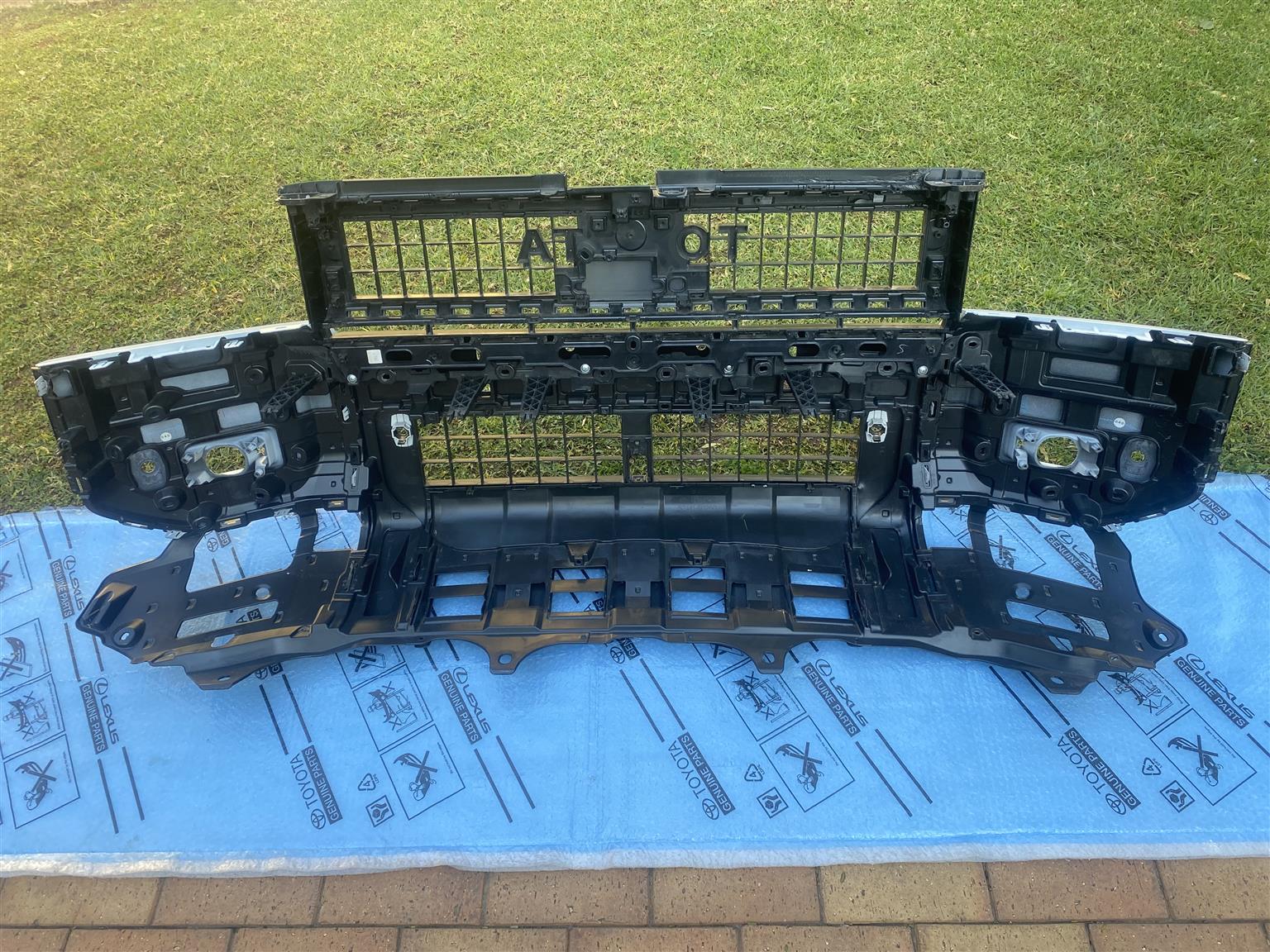 2025 TOYOTA LAND CRUISER PRADO VX-R FRONT BUMPER FOR SALE.IN PRISTINE CONDITION