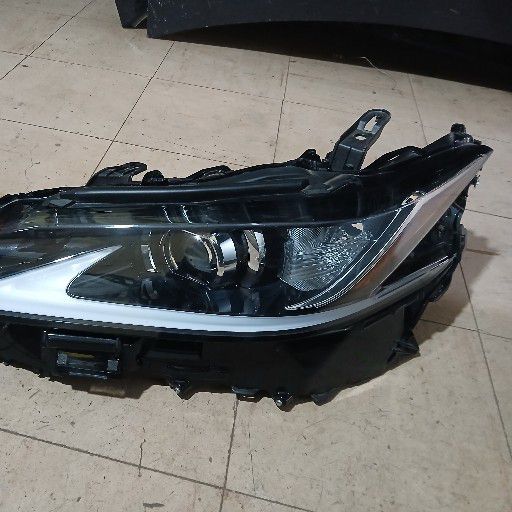 Lexus es300h headlight - Private Seller
